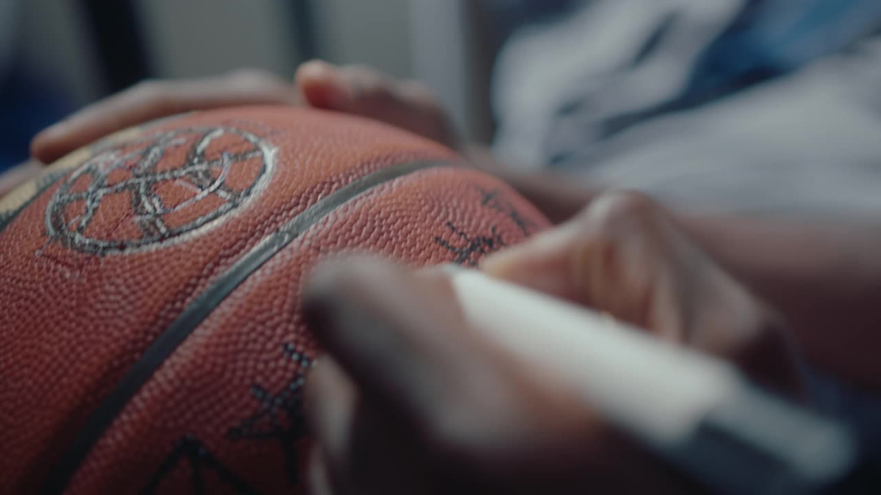 运动员之手用记号笔在篮球上做记号视频下载