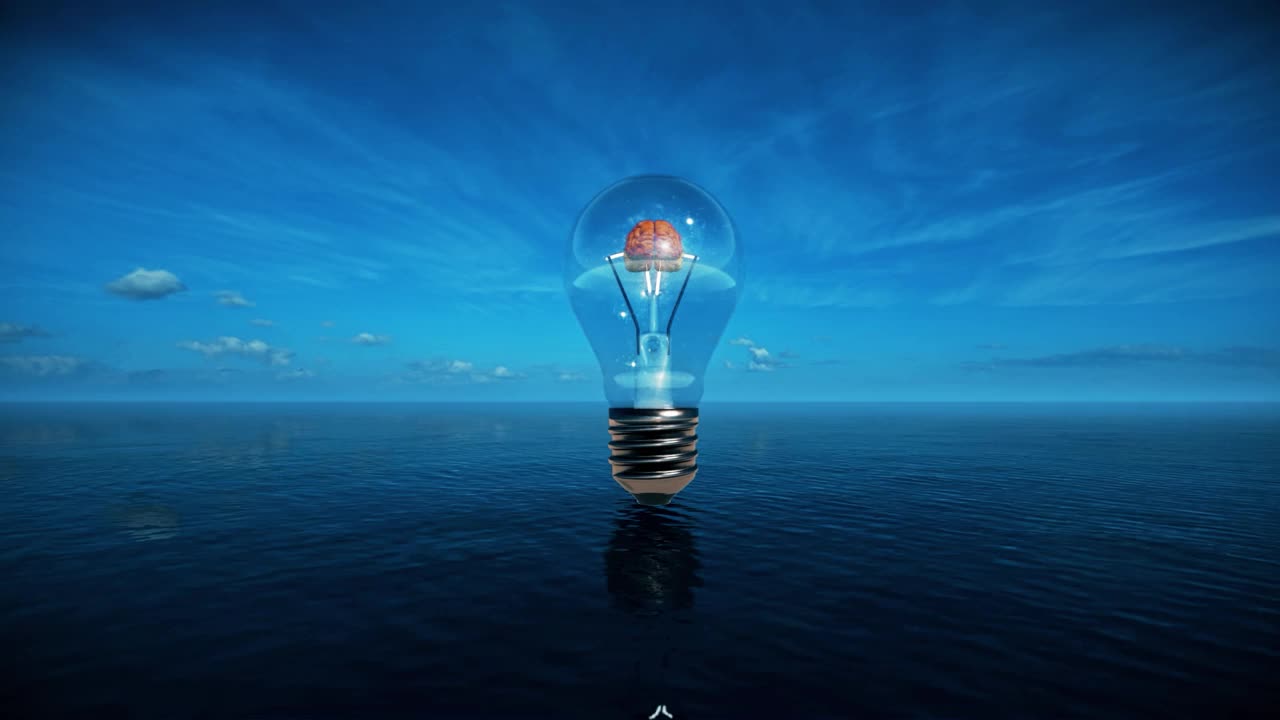 3D动画，一个彩色的大脑在一个经典的灯泡里旋转，悬浮在水面上，放大，循环视频素材