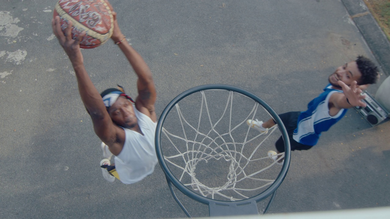 黑人在户外打球时投篮视频下载