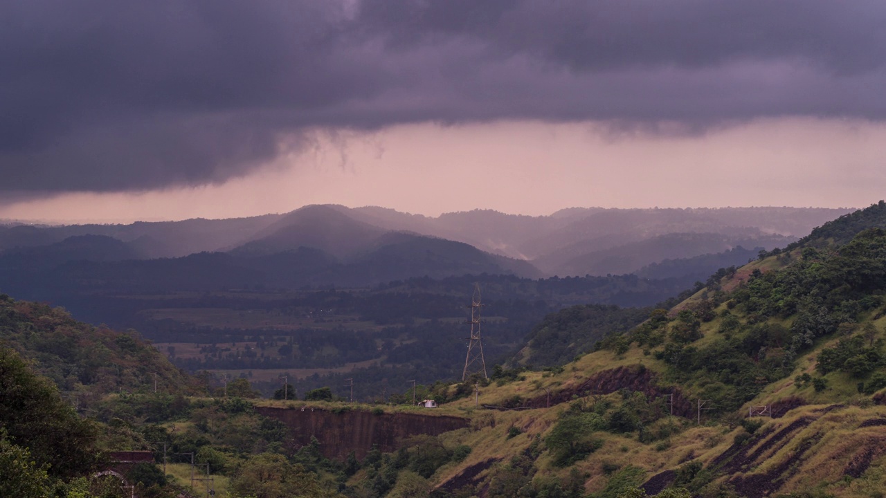马哈拉施特拉邦西高止山脉季风季节的风景如画的全景，云的形成，马哈拉施特拉邦，印度视频下载