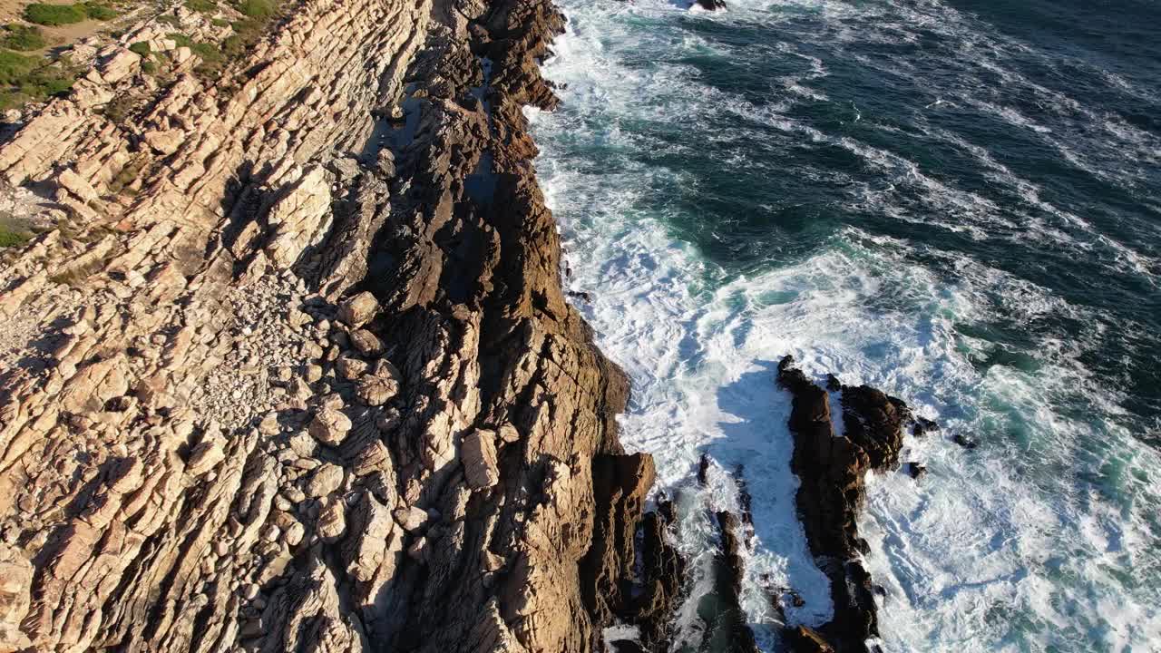 海浪拍打着岩石海岸线视频素材