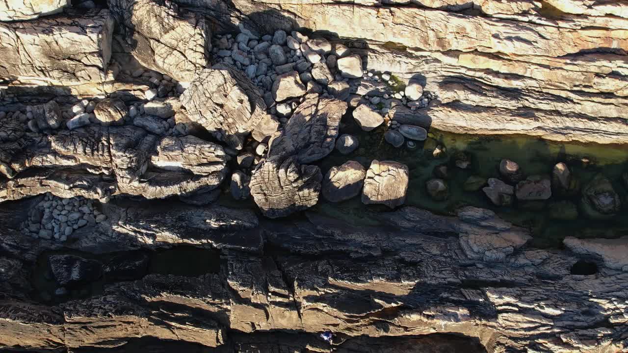 岩石海岸的岩石中的岩石池视频素材