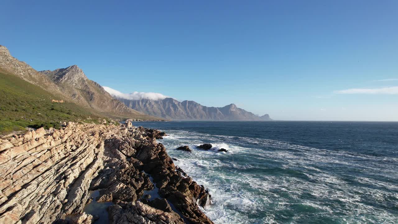 海浪拍打着南非福斯湾的岩石海岸线视频素材