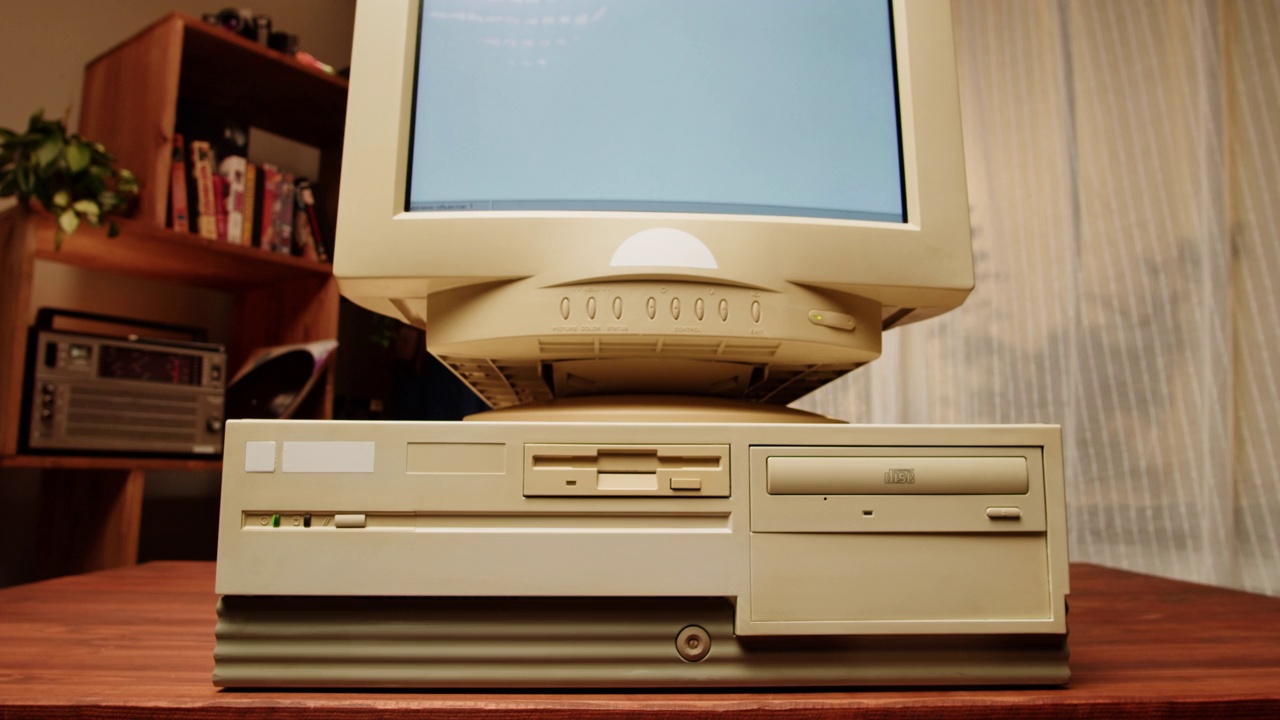 旧电脑使用软盘。录音机，玩复古电脑游戏。过时的办公设备，过时的技术。视频素材