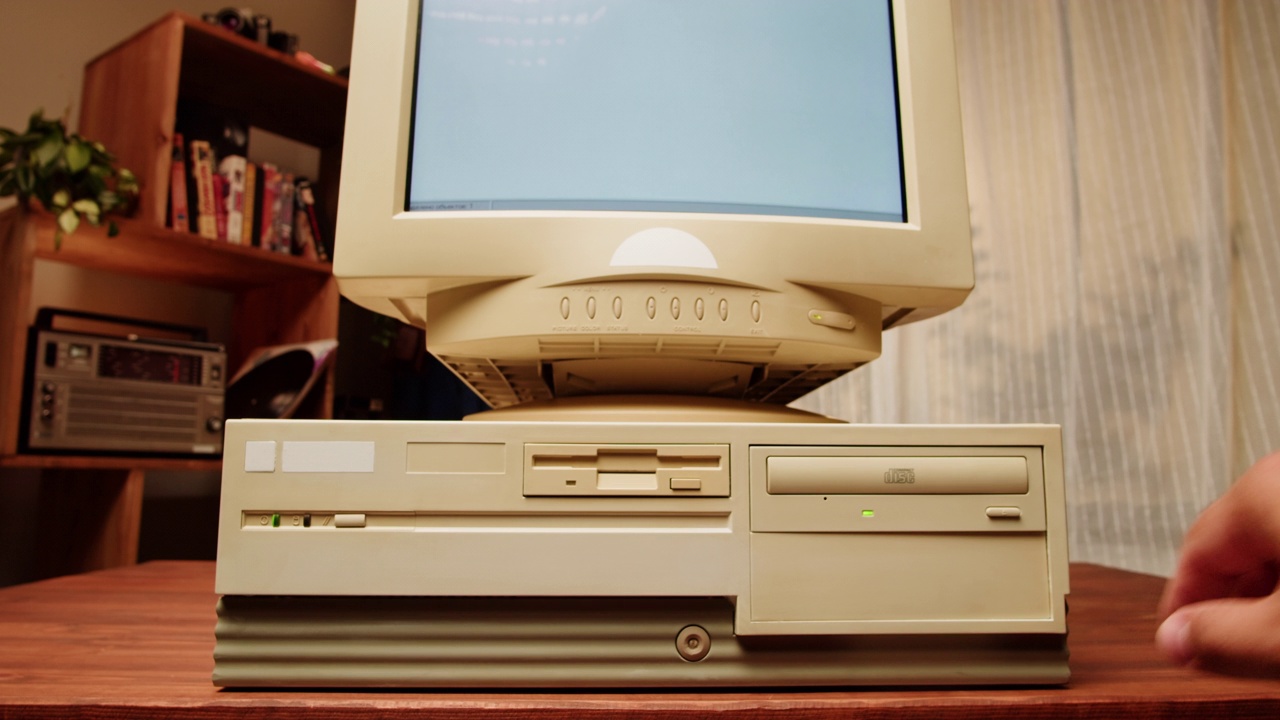 旧电脑使用软盘。录音机，玩复古电脑游戏。过时的办公设备，过时的技术。视频下载
