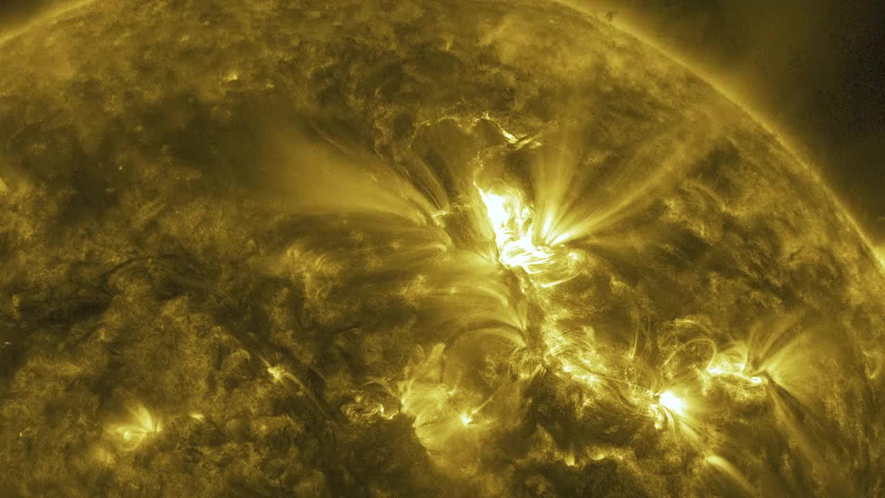 太阳1010:太阳表面发出太阳能量耀斑。视频下载