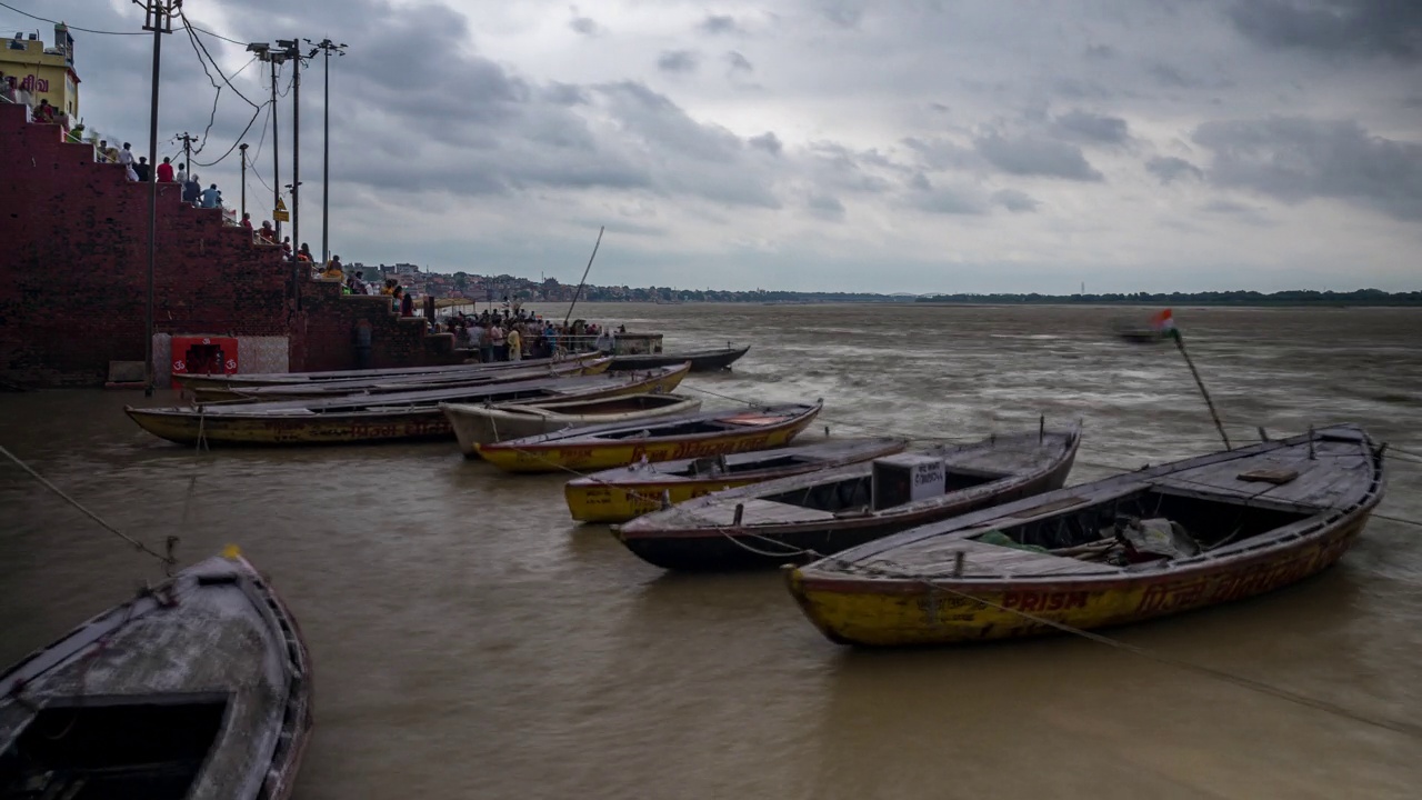 印度北方邦瓦拉纳西市Manikarnika Ghat圣恒河上的云和桨船的时间流逝视频下载