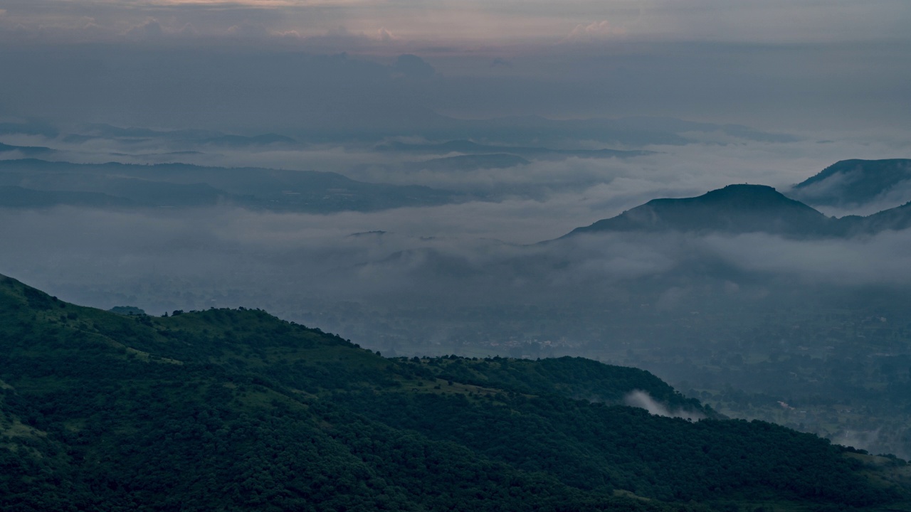 印度马哈拉施特拉邦西高止山脉萨亚德里地区山谷间漂浮的云视频下载