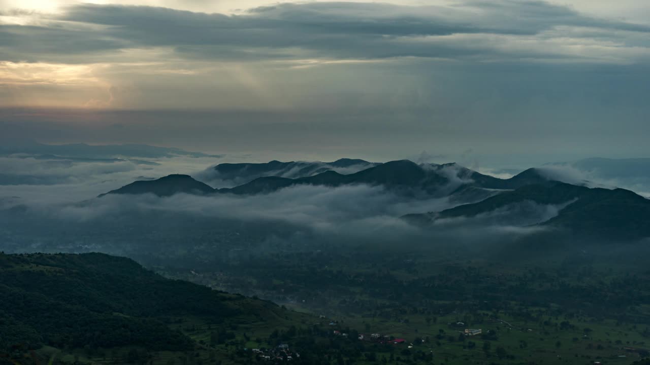 在印度马哈拉施特拉邦西高止山脉的萨亚德里地区，云层被困在山谷之间的时间流逝视频下载