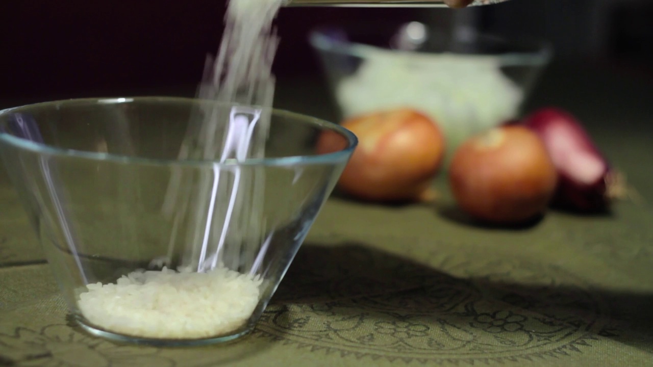 米饭放在洋葱前面的玻璃碗里视频素材