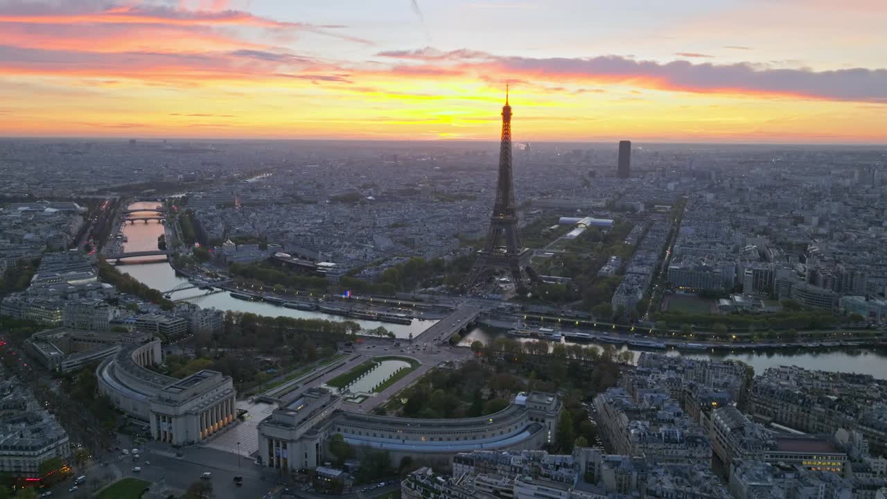法国巴黎著名的埃菲尔铁塔鸟瞰图，黄昏浪漫的天空。视频下载