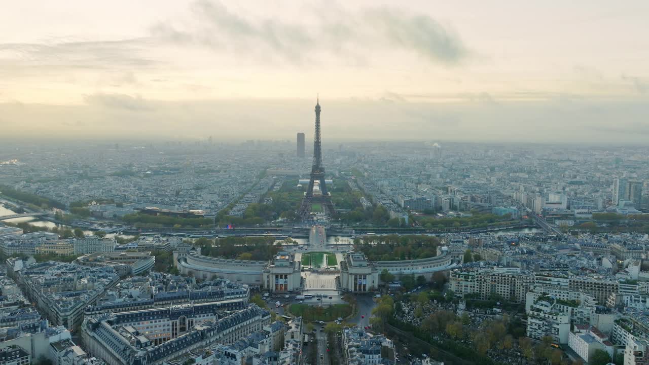 鸟瞰法国巴黎著名的埃菲尔铁塔，清晨有云有雾。视频下载