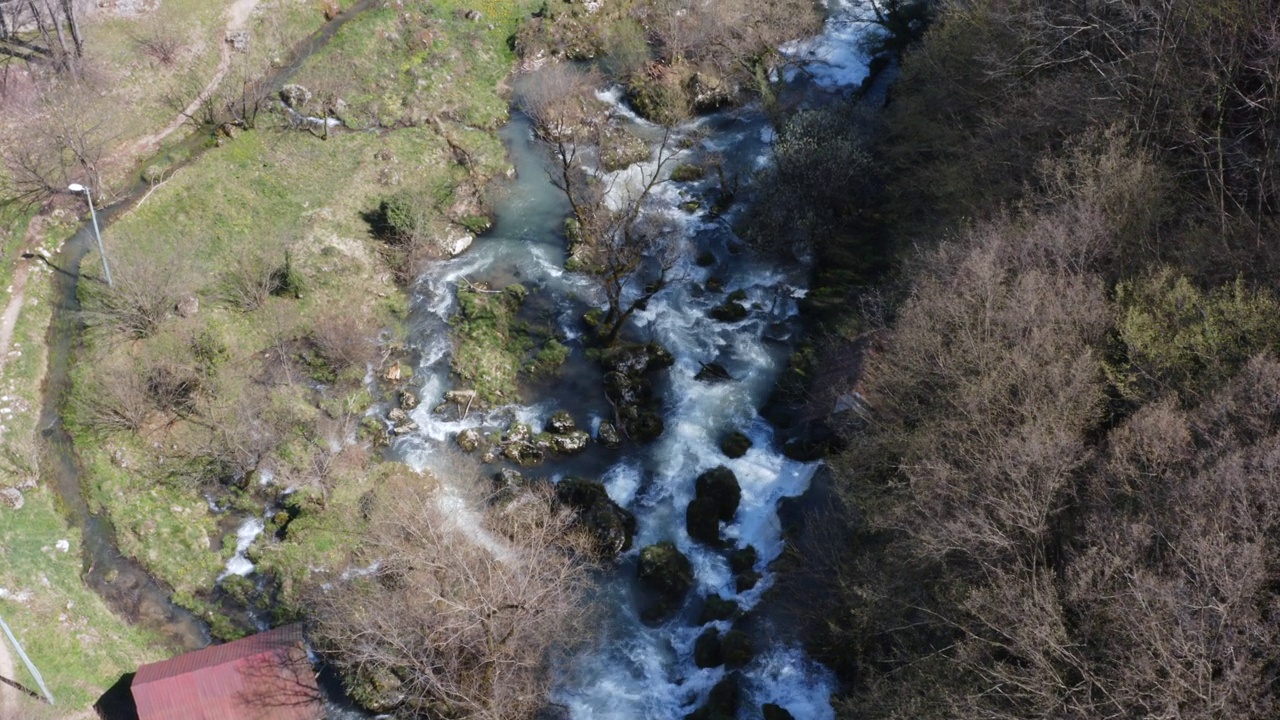 无人机拍摄的克鲁帕河和老磨坊视频下载