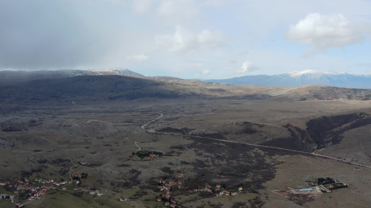 空中拍摄的波斯尼亚和黑塞哥维那库普雷斯的草地视频下载