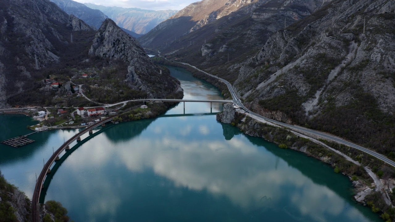波斯尼亚和黑塞哥维那内雷特瓦河峡谷中的桥梁视频下载