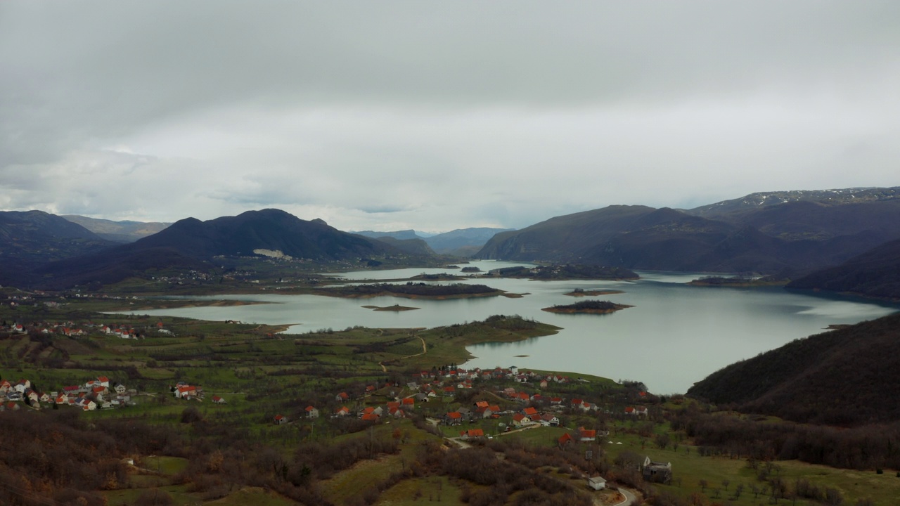 “拉姆斯科”人工湖，波斯尼亚和黑塞哥维那，无人机拍摄，4月视频下载