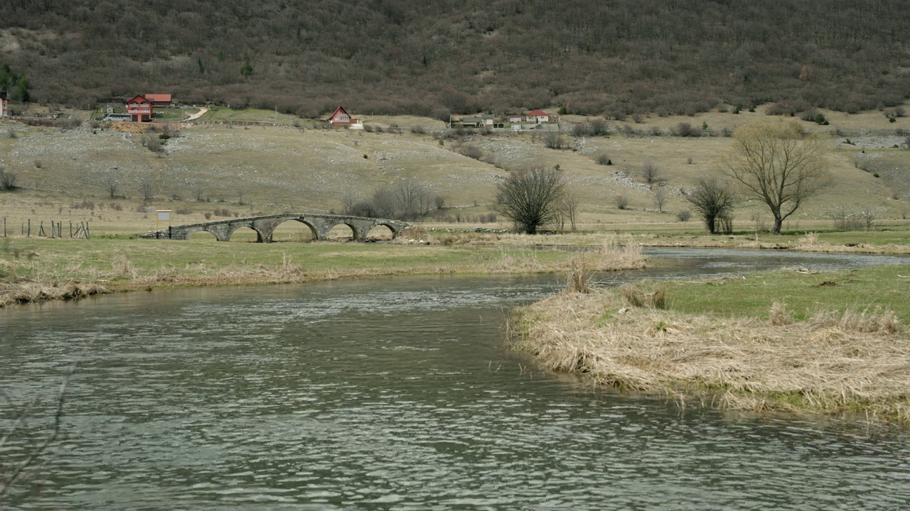 波斯尼亚和黑塞哥维那Šuica河上的罗马桥视频下载