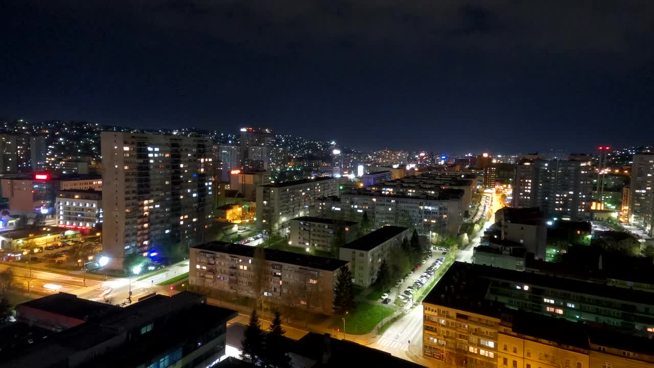 4月，波斯尼亚和黑塞哥维那萨拉热窝的夜景视频下载