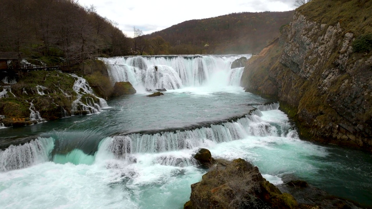 2023年4月，波斯尼亚和黑塞哥维那的乌纳河上雄伟的斯特巴克瀑布视频下载