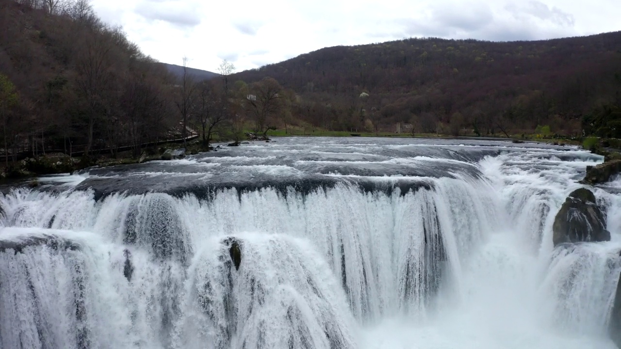 2023年4月，波斯尼亚和黑塞哥维那的乌纳河上雄伟的斯特巴克瀑布视频下载