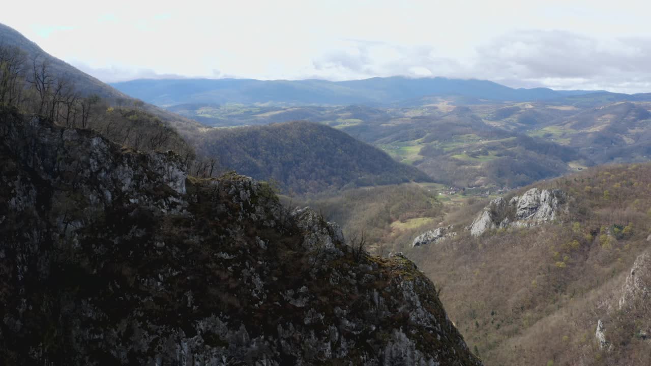无人机拍摄的河“Vrbas”峡谷，波斯尼亚和黑塞哥维那视频下载