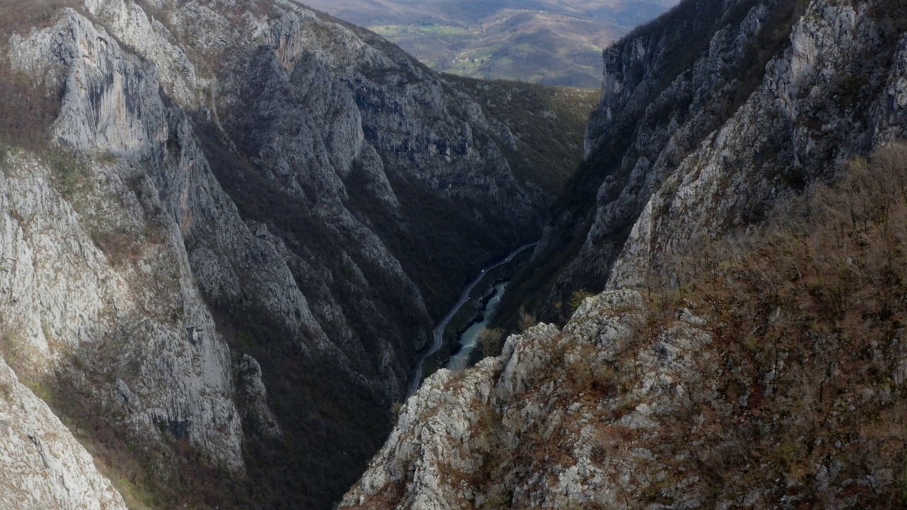 无人机拍摄的河“Vrbas”峡谷，波斯尼亚和黑塞哥维那视频下载
