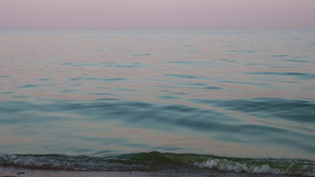 落日余晖中的大海。平静的大海。海边的日落。4 k的决议视频下载