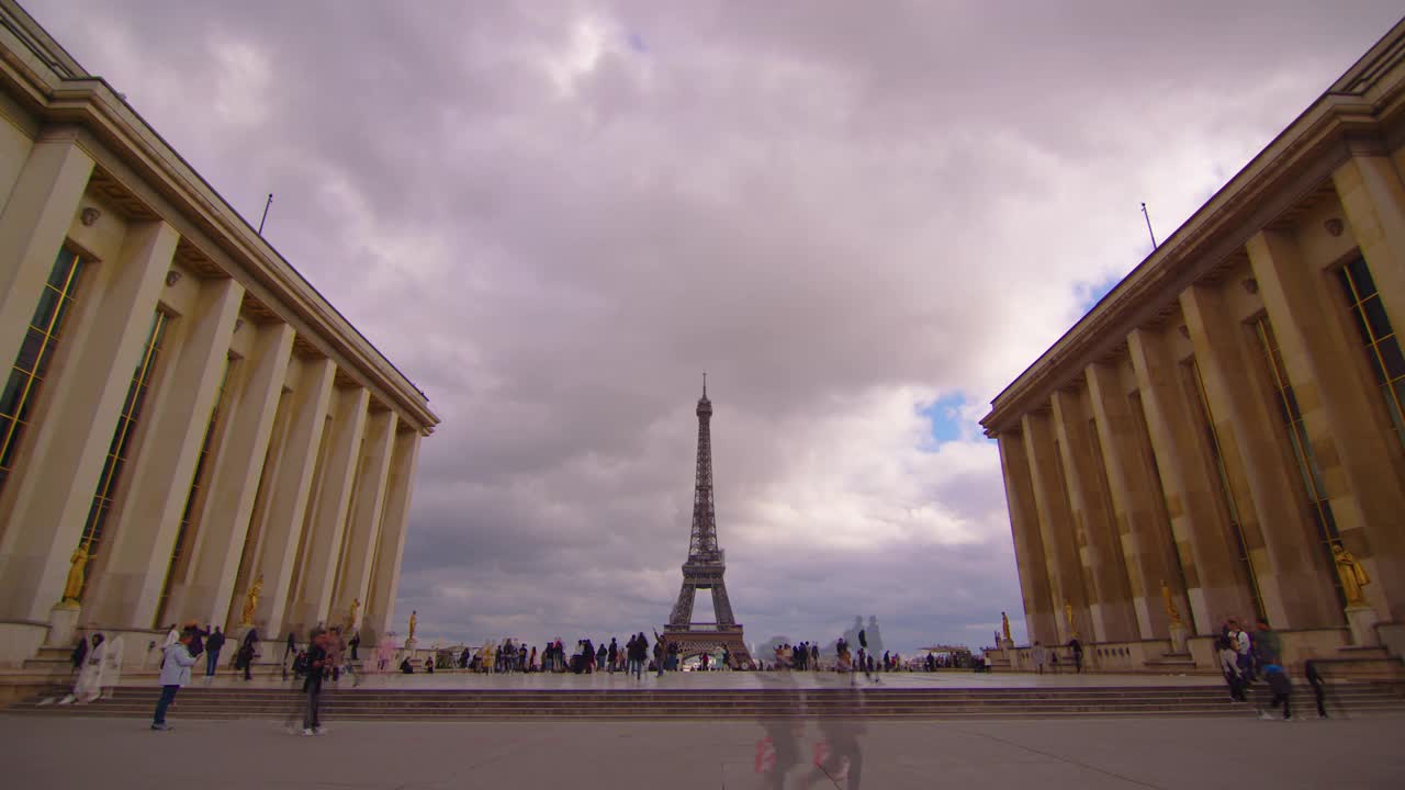 著名的特罗卡德罗广场，背景是埃菲尔铁塔。特罗卡德罗和埃菲尔铁塔是巴黎最受欢迎的景点。背景是蓝色多云的天空。修复后面积视频下载