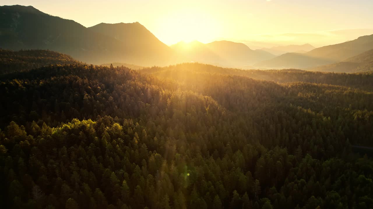 阿尔卑斯山和山林上的日出视频下载
