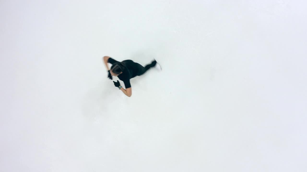 一位女士在溜冰场上优雅地滑冰的俯视图视频素材
