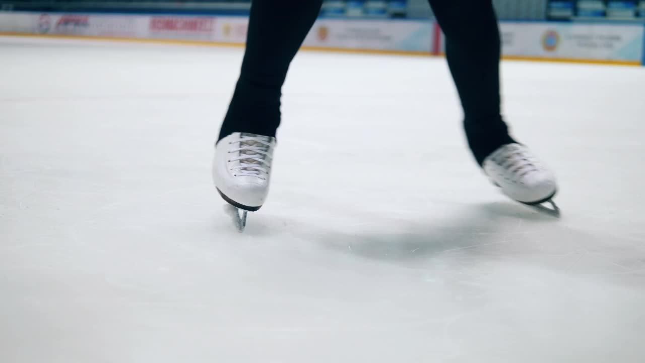 运动员穿着溜冰鞋旋转时的腿部特写视频素材