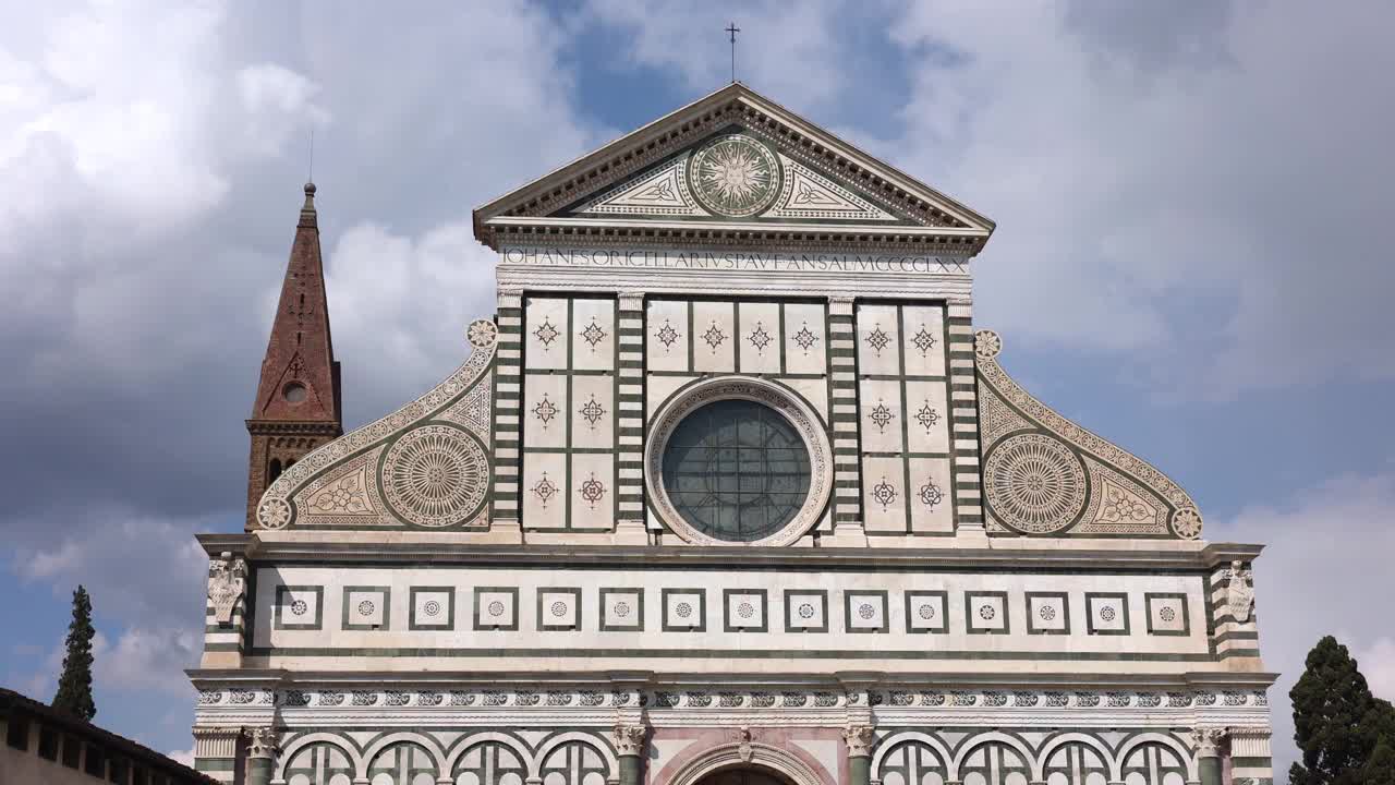 意大利佛罗伦萨的新圣母大教堂和周围的花园视频下载