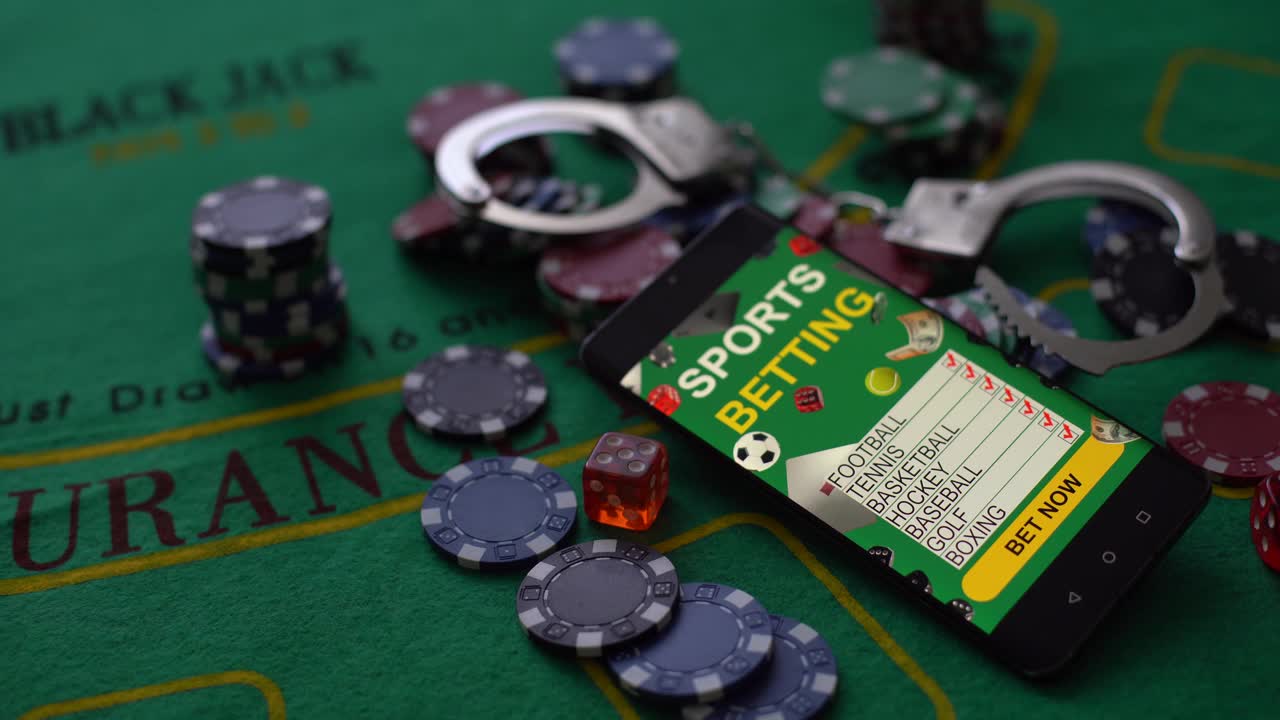 赌场筹码一个获胜的组合牌同花顺皇家旁边的警察手铐视频下载