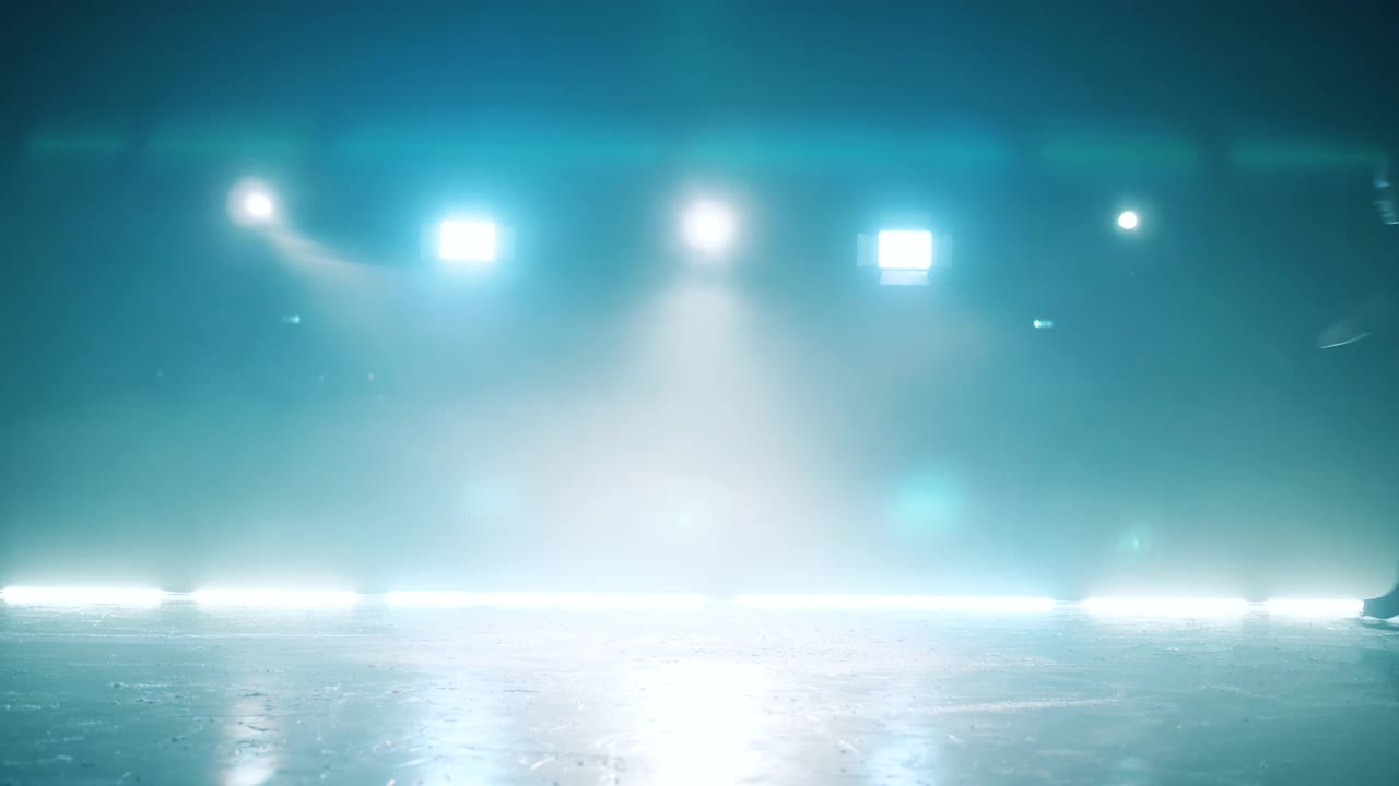 花样滑冰运动员在练习中做各种旋转动作视频素材