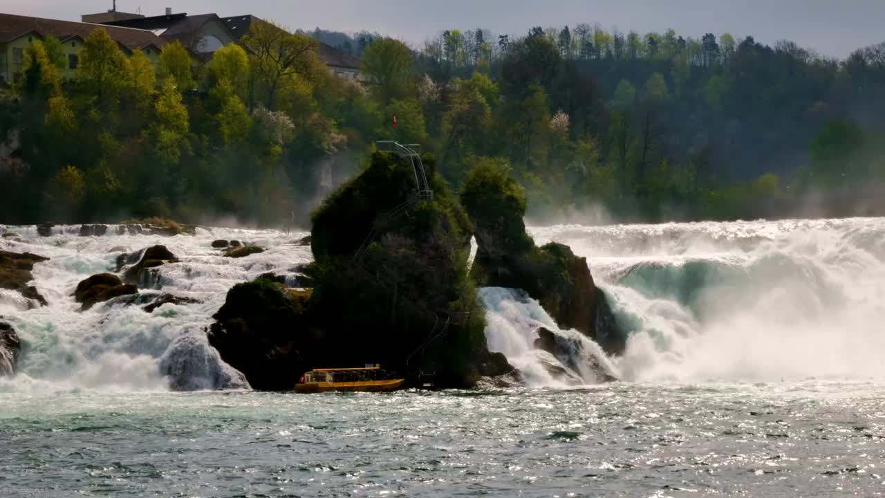在沙夫豪森的纽豪森，莱茵河瀑布、瑞士国旗和一艘船视频素材