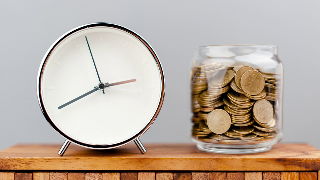 硬币和时间钱在一个玻璃瓶里，数量迅速减少，收入，收入，支出，硬币银行视频下载