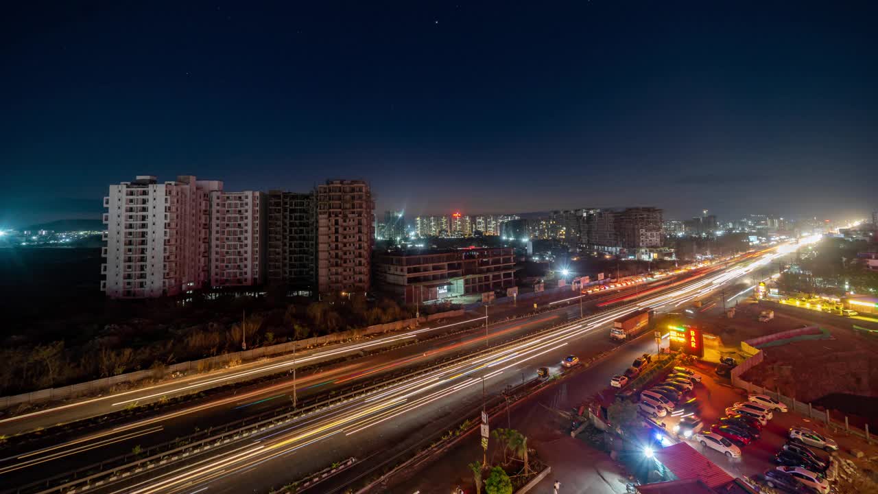 印度马哈拉施特拉邦，孟买-浦那-班加罗尔国道上的鸟瞰图和快速行驶的车辆视频下载