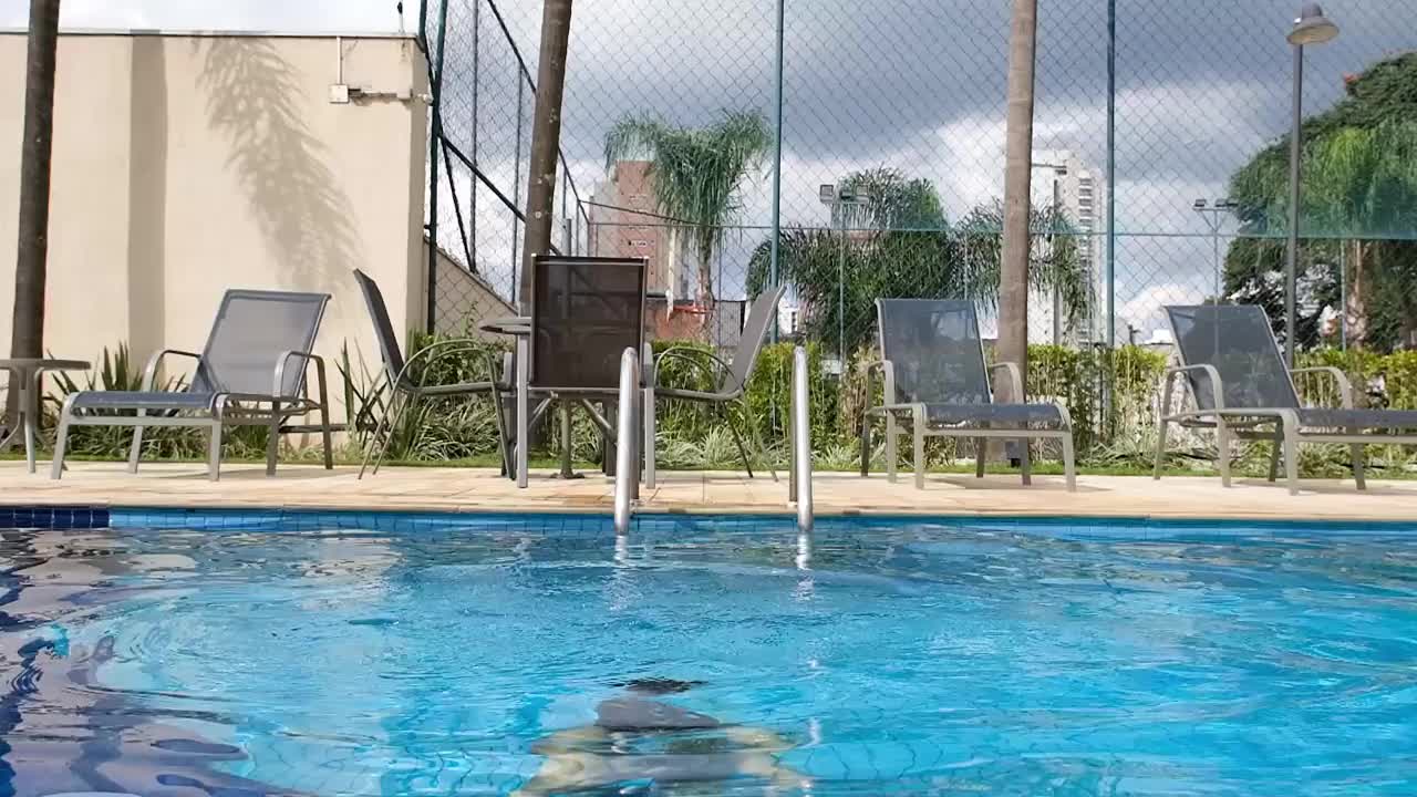 一个9岁的孩子在游泳池里慢慢浮出水面。视频下载