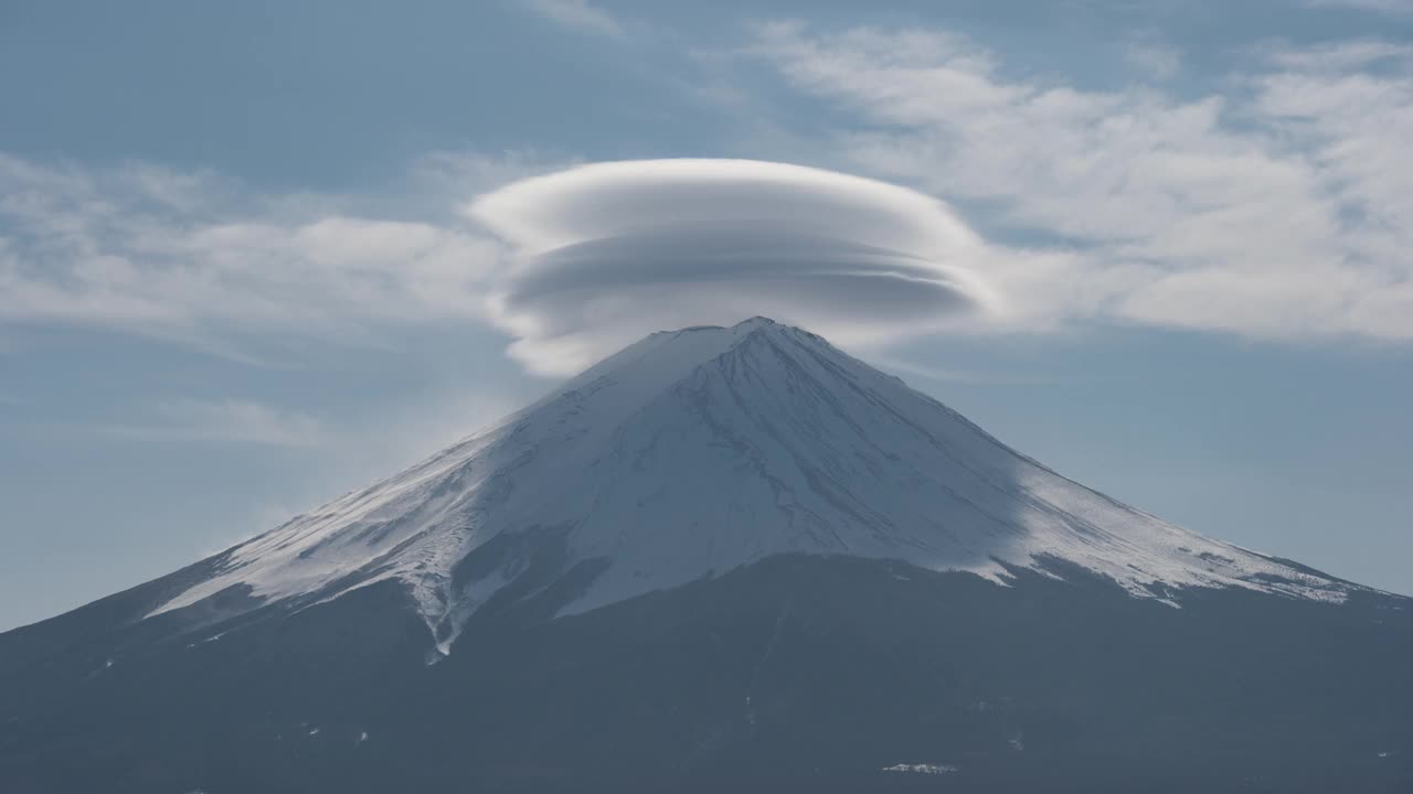 富士山顶上的荚状云，摄于川口湖(放大)视频下载