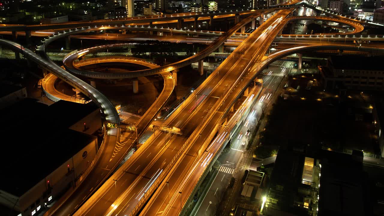 日落时分高速公路交汇处的大阪天际线(延时/向上倾斜)视频下载