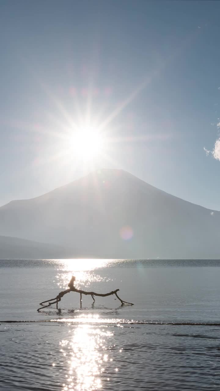 山中湖上的钻石富士(垂直延时)视频下载