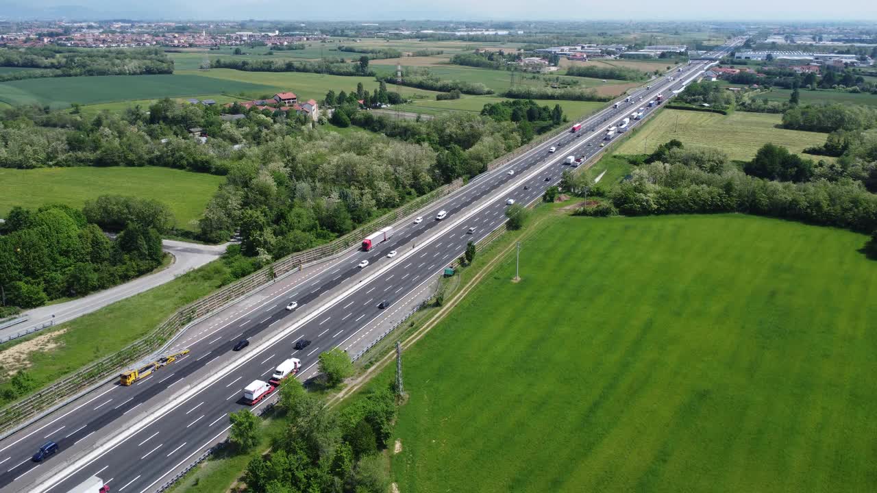 意大利米兰附近高速公路交通鸟瞰图视频下载