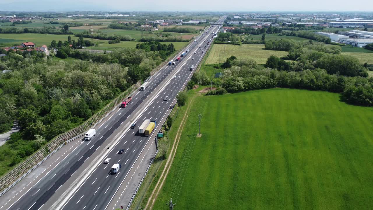 欧洲伦巴第意大利A4高速公路鸟瞰图视频下载