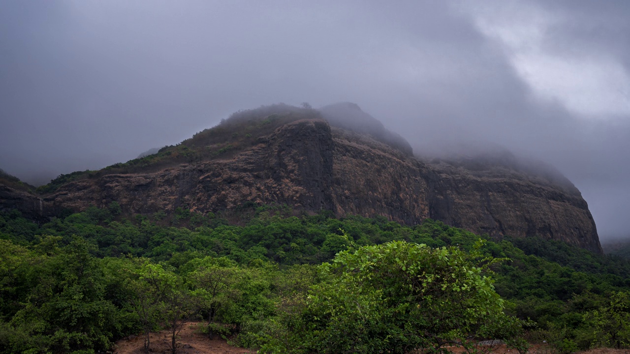 印度马哈拉施特拉邦西高止山脉萨亚德里山脉雨季云层的时间变化视频下载