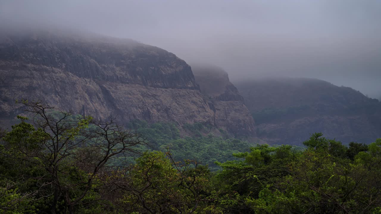 印度马哈拉施特拉邦西高止山脉的雨季云和梦幻般的景象视频下载