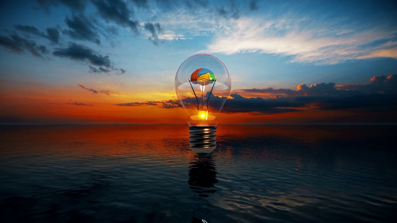一个彩色的大脑在一个灯泡内旋转的3D动画，在水面上逆着日落，循环视频素材