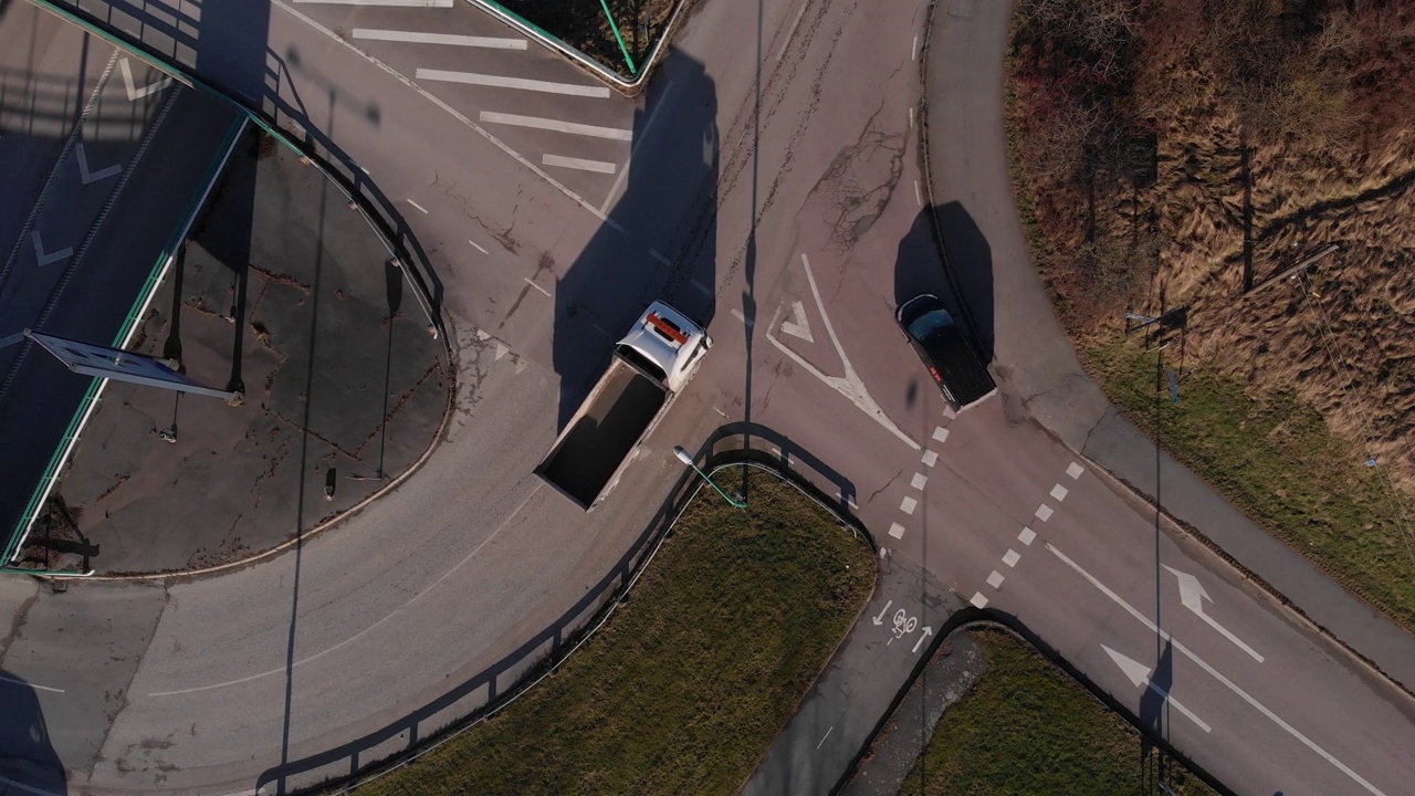 从上往下看，自行车和公共汽车穿过十字路口视频素材