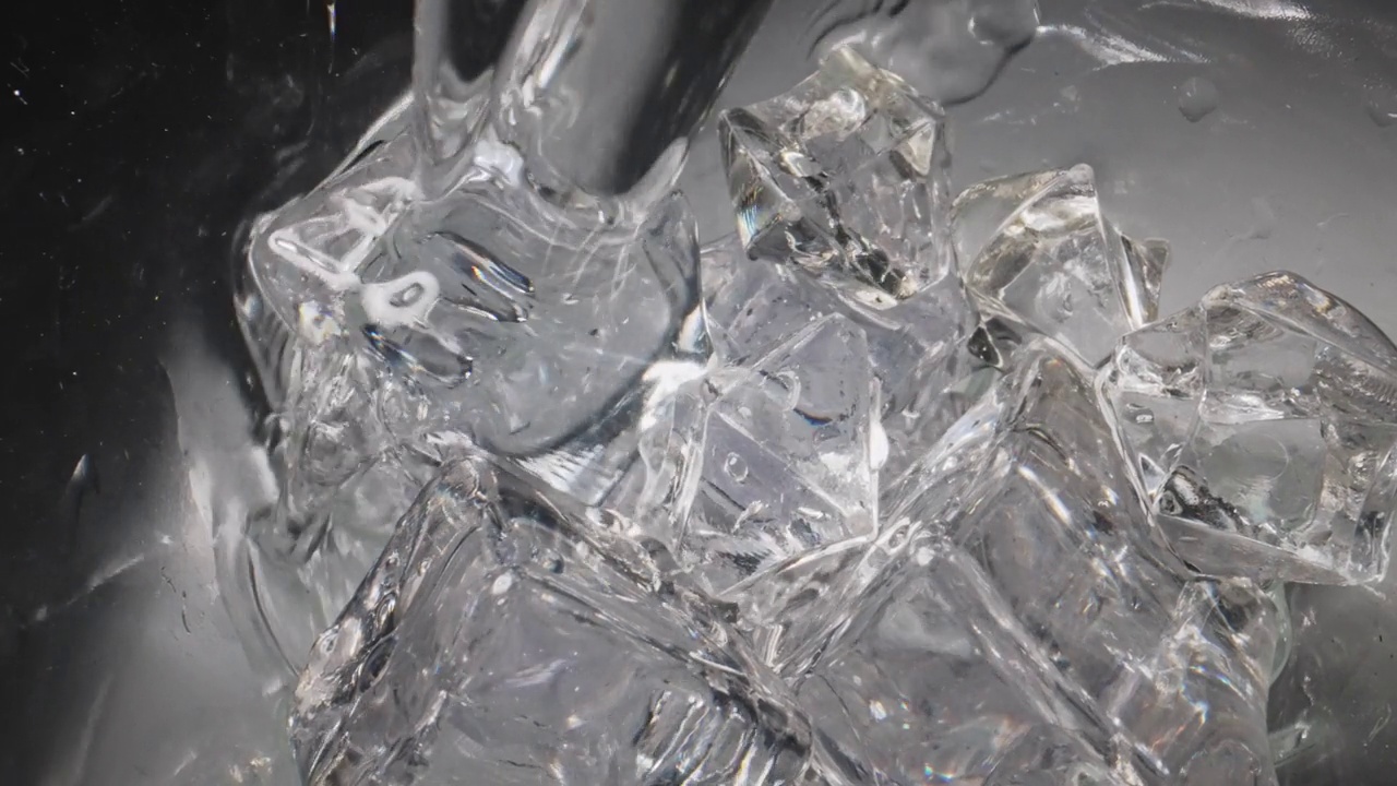水加冰倒进玻璃杯里。视频下载
