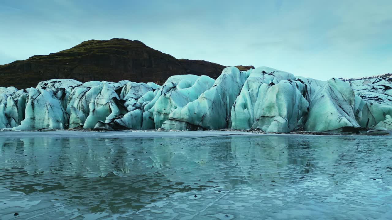 瓦特纳冰川岩石鸟瞰图视频下载
