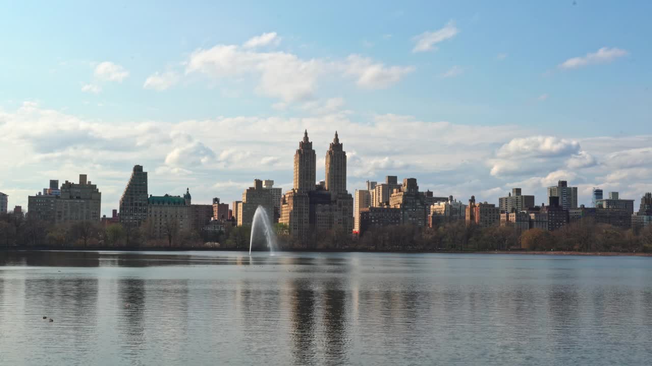 漫步在曼哈顿中心的中央公园视频下载